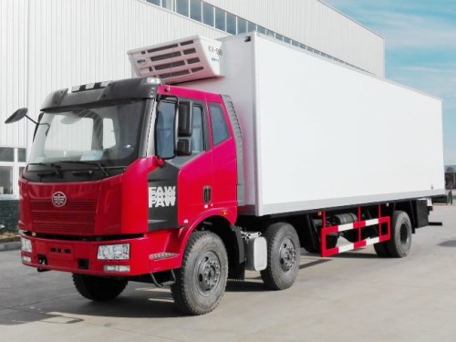 廂長8.7米解放J6小三軸冷藏車