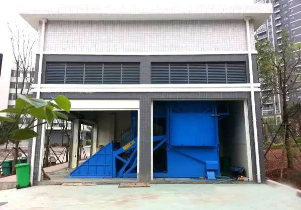 側(cè)翻式垂直壓縮垃圾站