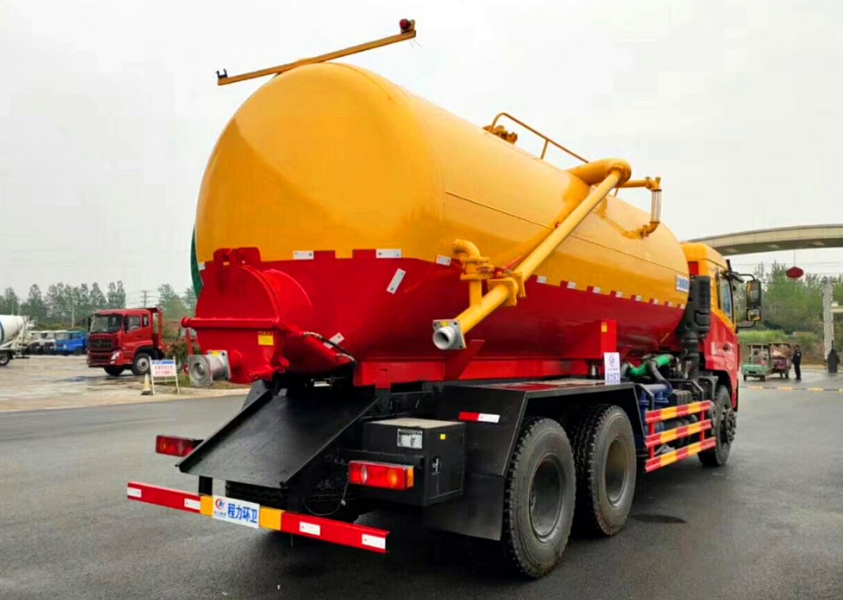 東風后雙橋吸污車