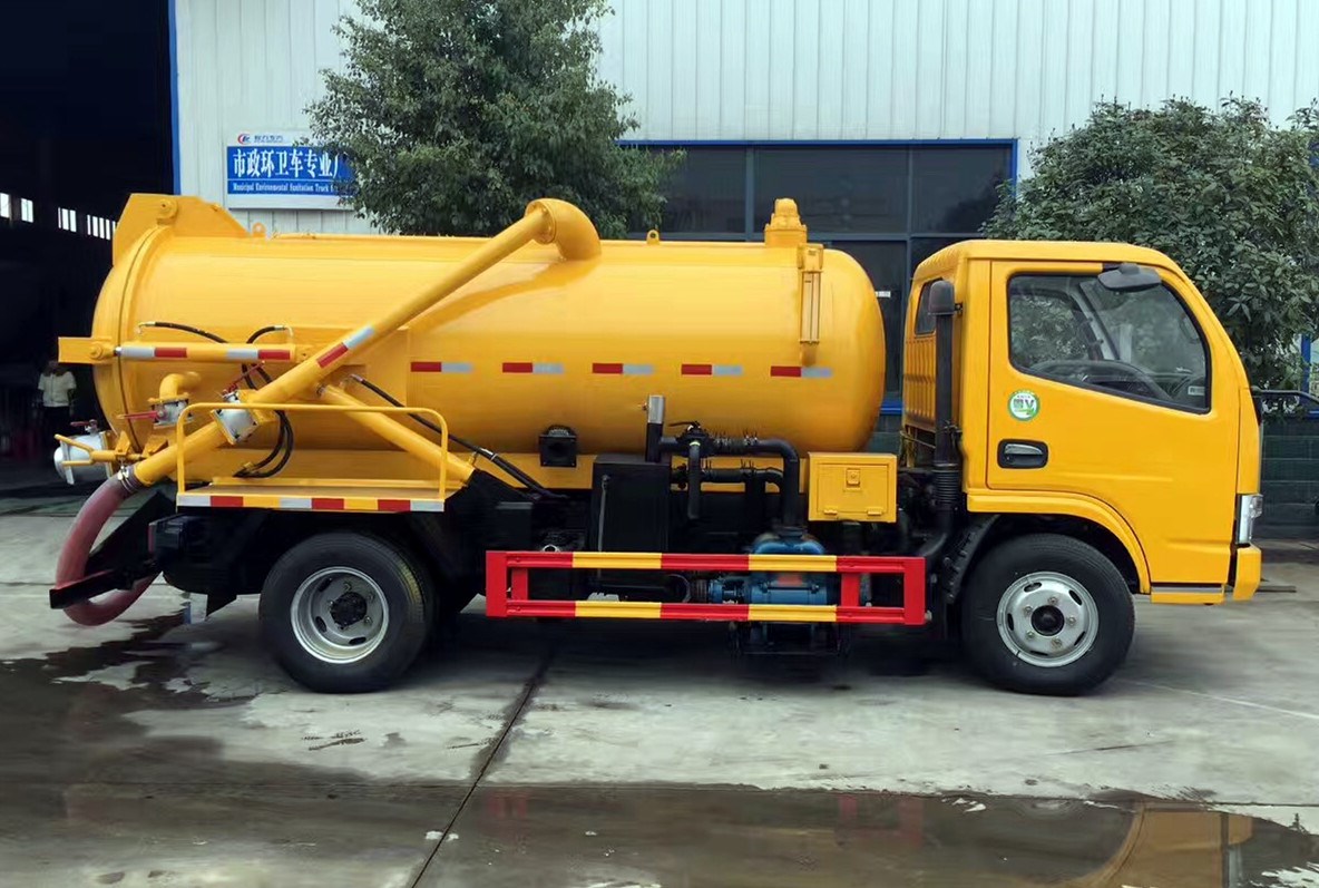 東風(fēng)4方吸污車