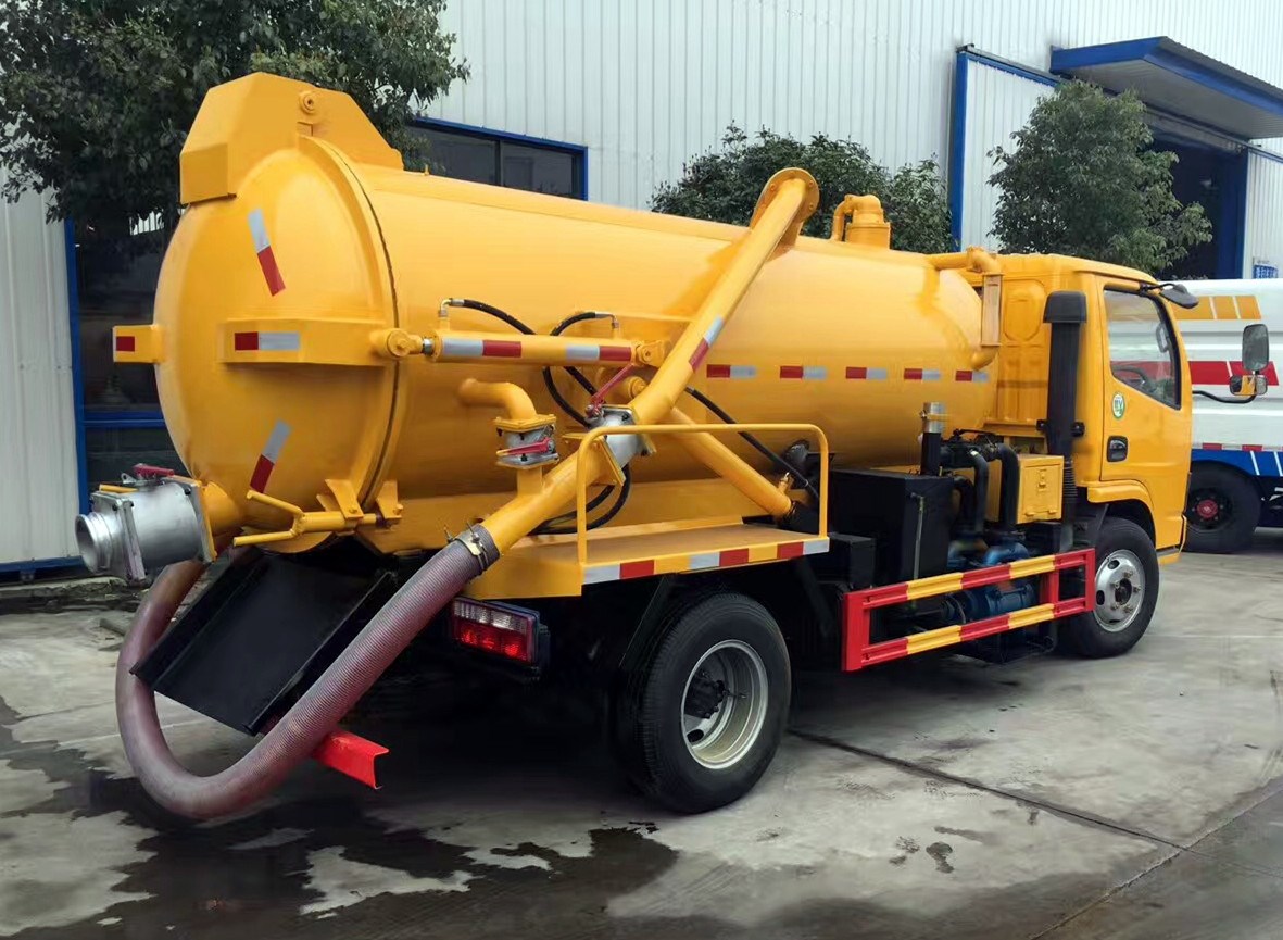 東風(fēng)4方吸污車