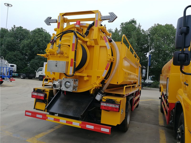 東風多利卡8.5方清洗吸污車