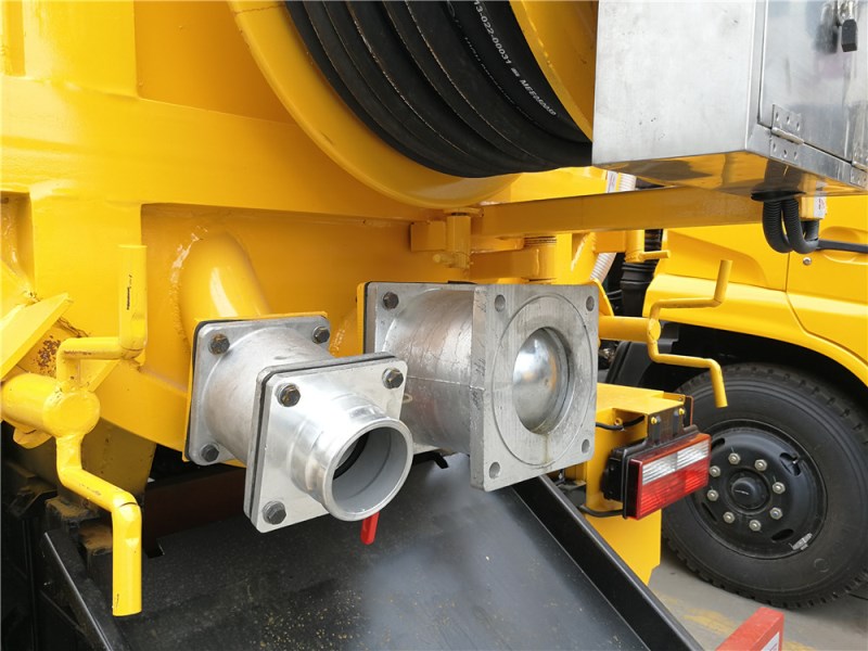 東風多利卡8.5方清洗吸污車