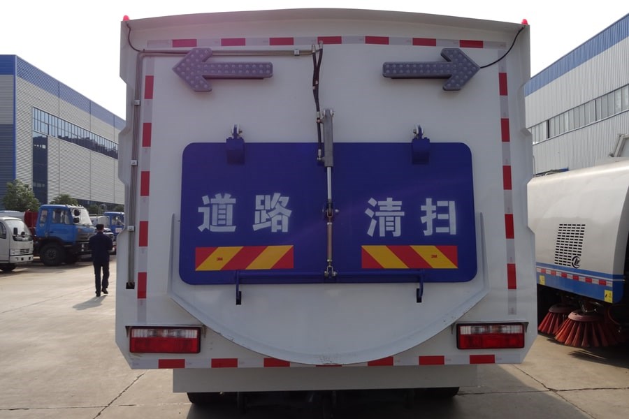 東風(fēng)8噸大型清掃車(chē)