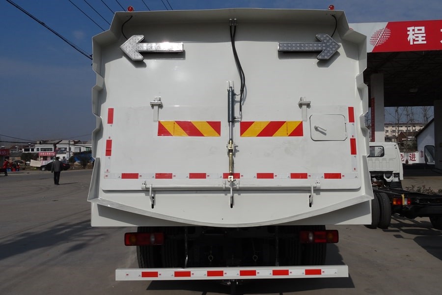 東風(fēng)天錦8噸掃路車