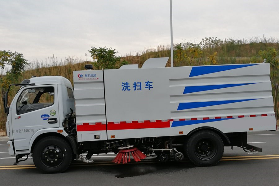 東風(fēng)5噸洗掃車