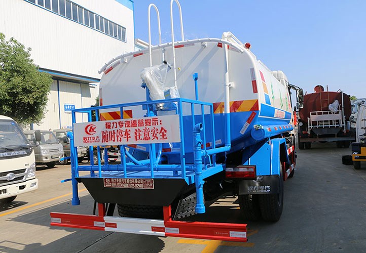 國五東風專底灑水車｜12噸灑水車
