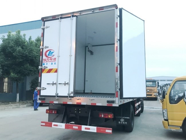 東風三軸冷藏車(廂長7.7米)