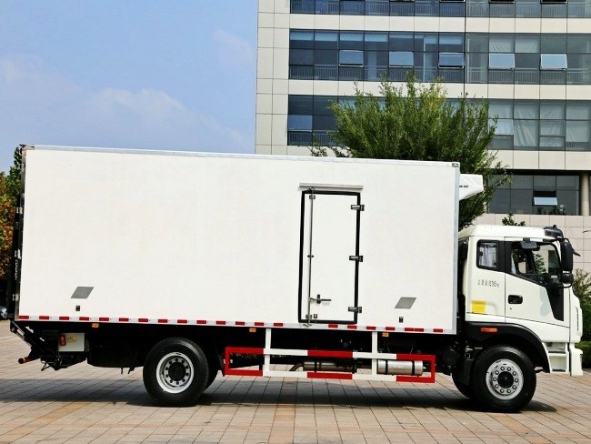 (廂長(zhǎng)6.8米)福田瑞沃冷藏車
