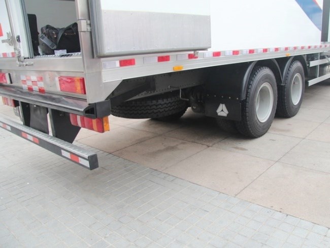 (廂長(zhǎng)9.6米)重汽man前四后八冷藏車