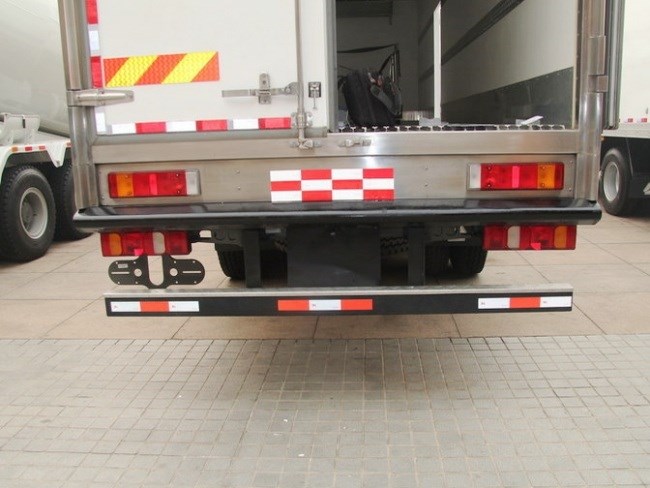 (廂長(zhǎng)9.6米)重汽man前四后八冷藏車