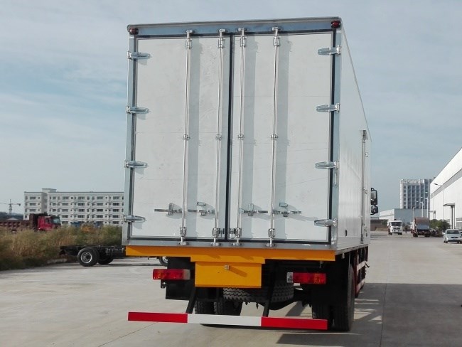 (廂長8.7米)解放j6小三軸冷藏車