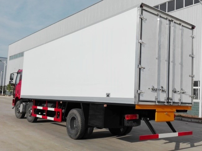 (廂長8.7米)解放j6小三軸冷藏車