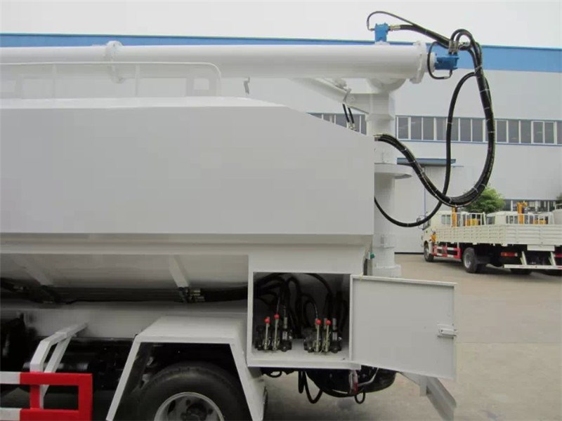 東風大多利卡散裝飼料運輸車圖片5