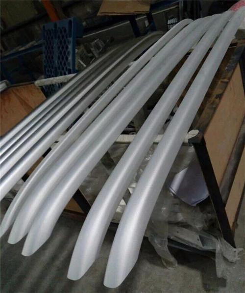 鋁合金噴砂機與不銹鋼制品表面處理設備的應用與選擇